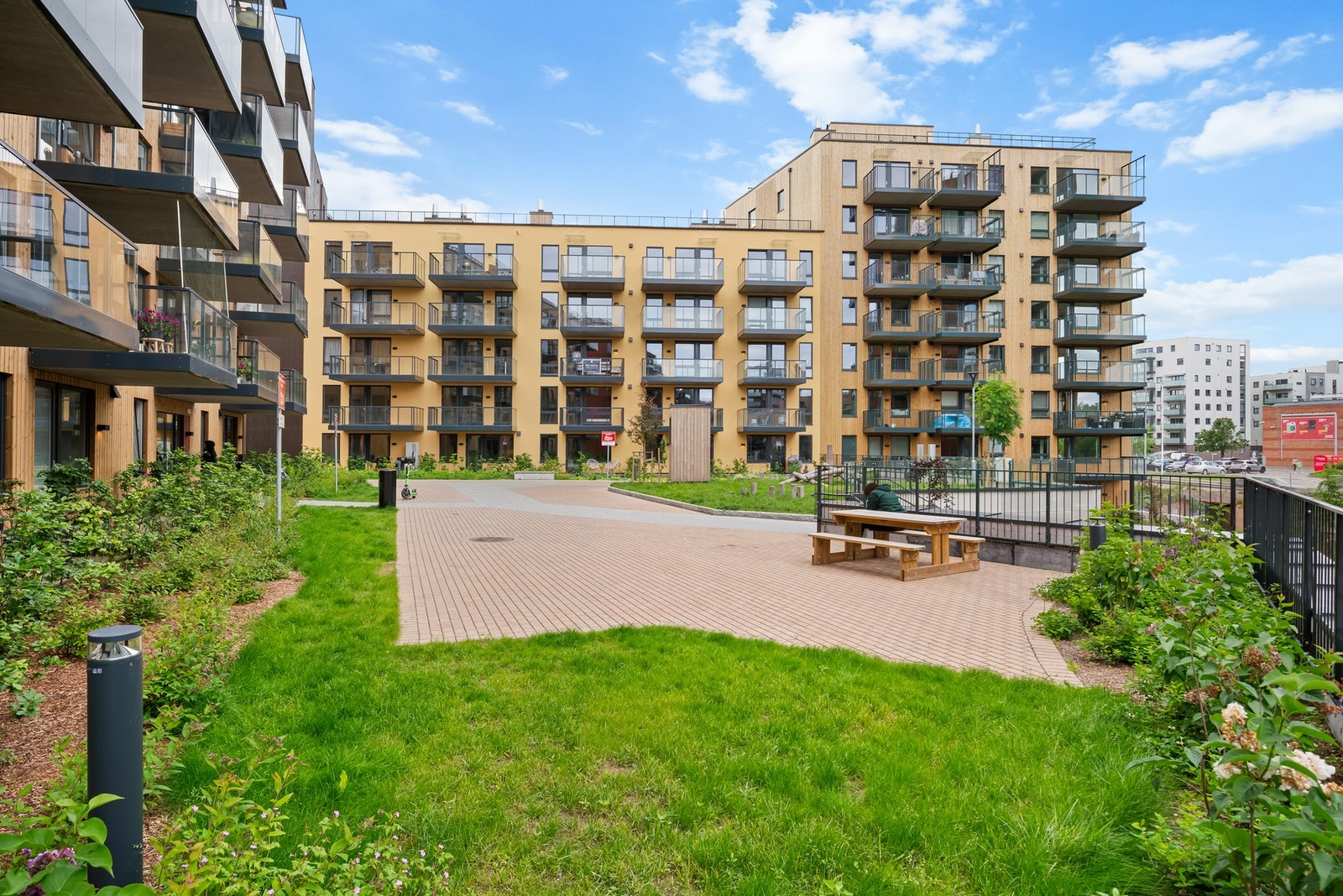 Fellesområde bestående av beplantninger, lekearealer for barn, sittegrupper og mye mer. Galleribilde
