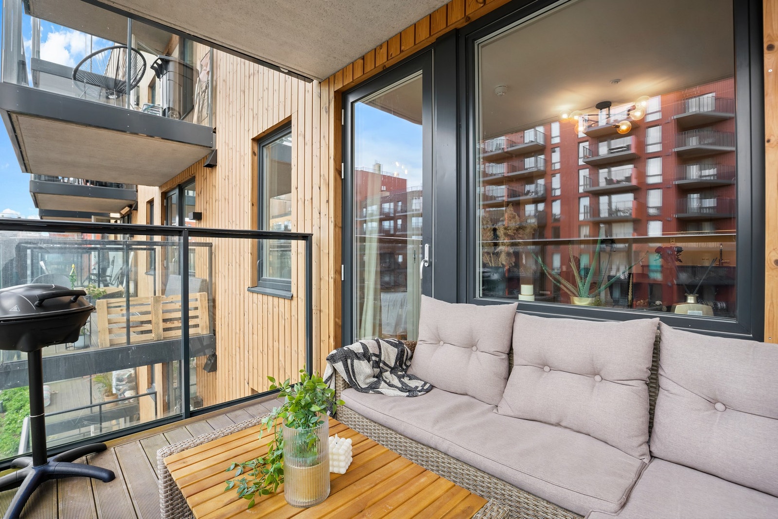 Fra stuen er det utgang til en vestvendt balkong på ca. 7 kvm. Galleribilde