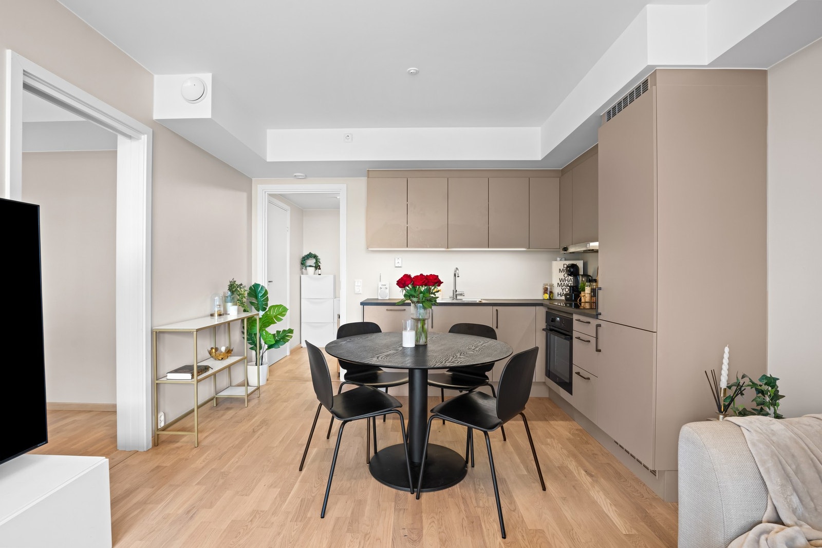 Benkeplate av laminat. Under høyskapene er det belysning. Galleribilde