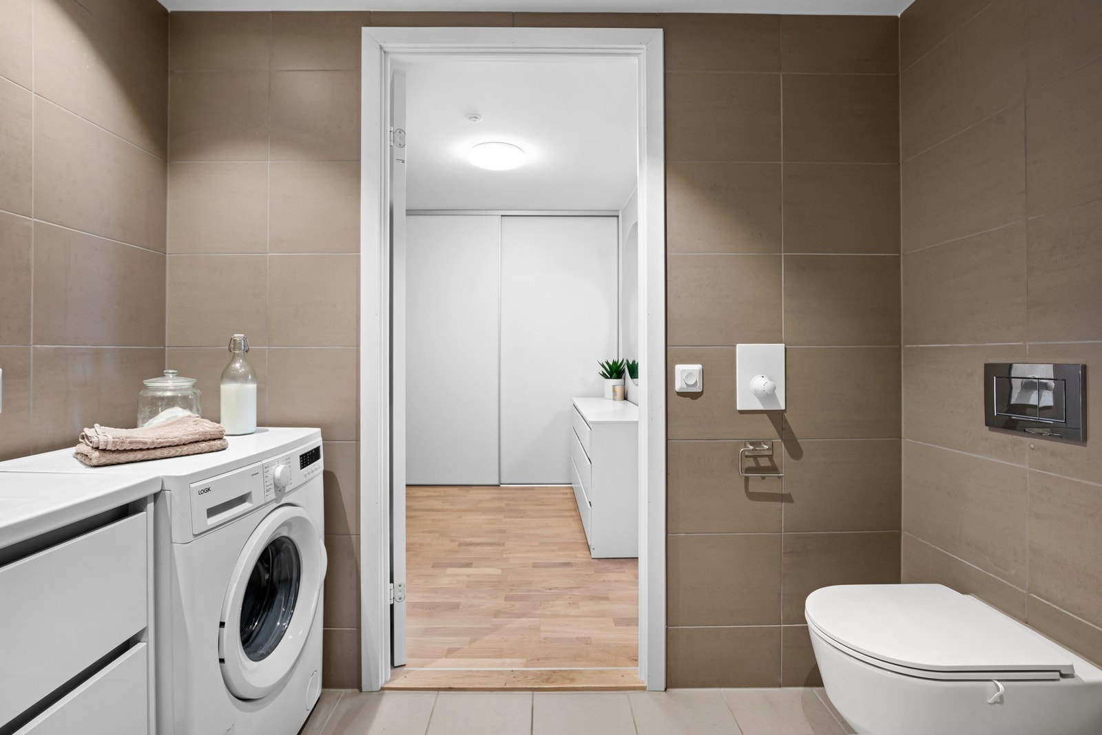 Badet har balansert ventilasjon og luftespalte under døren. Galleribilde