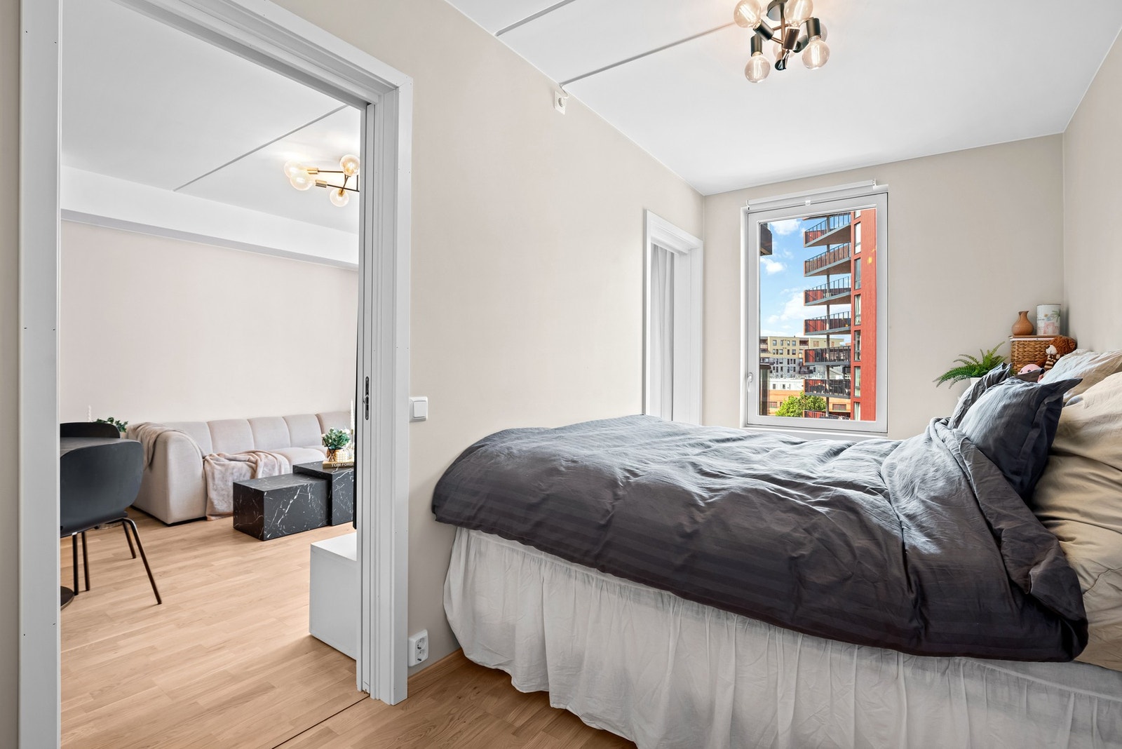 Soverommets planløsning er lagt opp slik at det kan settes inn dobbeltseng mellom dørene. Galleribilde