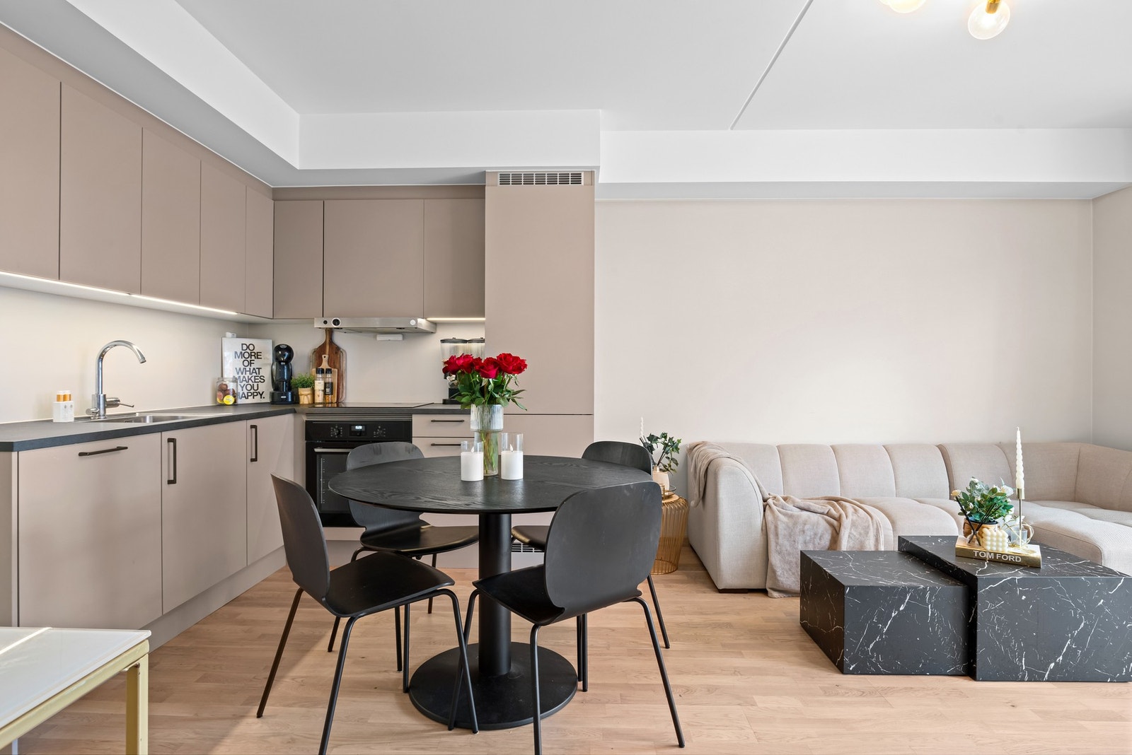 r kan det settes inn spisemøblement ved kjøkkenet, og som gjør det hyggelig og sosialt om du har middagsgjester. Galleribilde