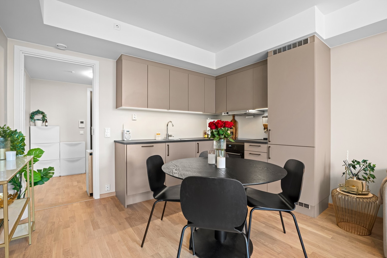 Leiligheten er oppvarmet via vannbåren fjernvarme og balansert ventilasjon. Galleribilde