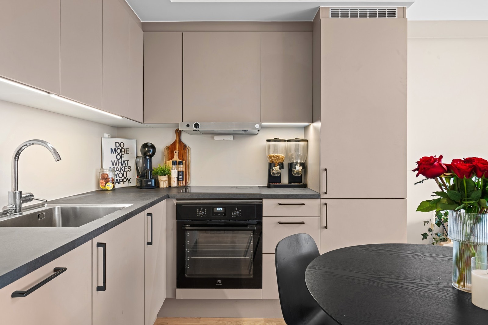 Godt med plass i skap og skuffer for diverse kjøkkenredskaper, service og mye mer! Galleribilde