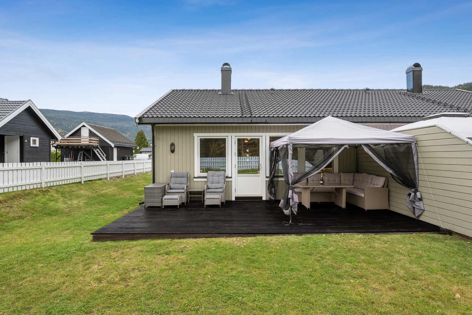 Stor terrasse med utgang fra stue på hele 32 kvm. Galleribilde