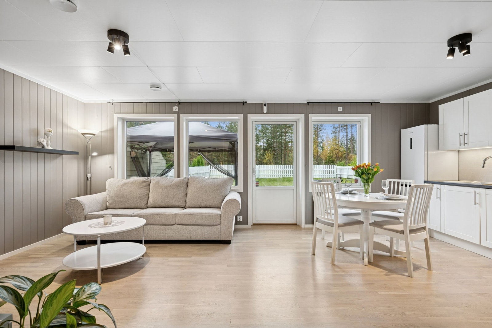 Boligen holder en gjennomgående "flytt rett inn" standard i tillegg til å ha flotte uteplasser. Galleribilde