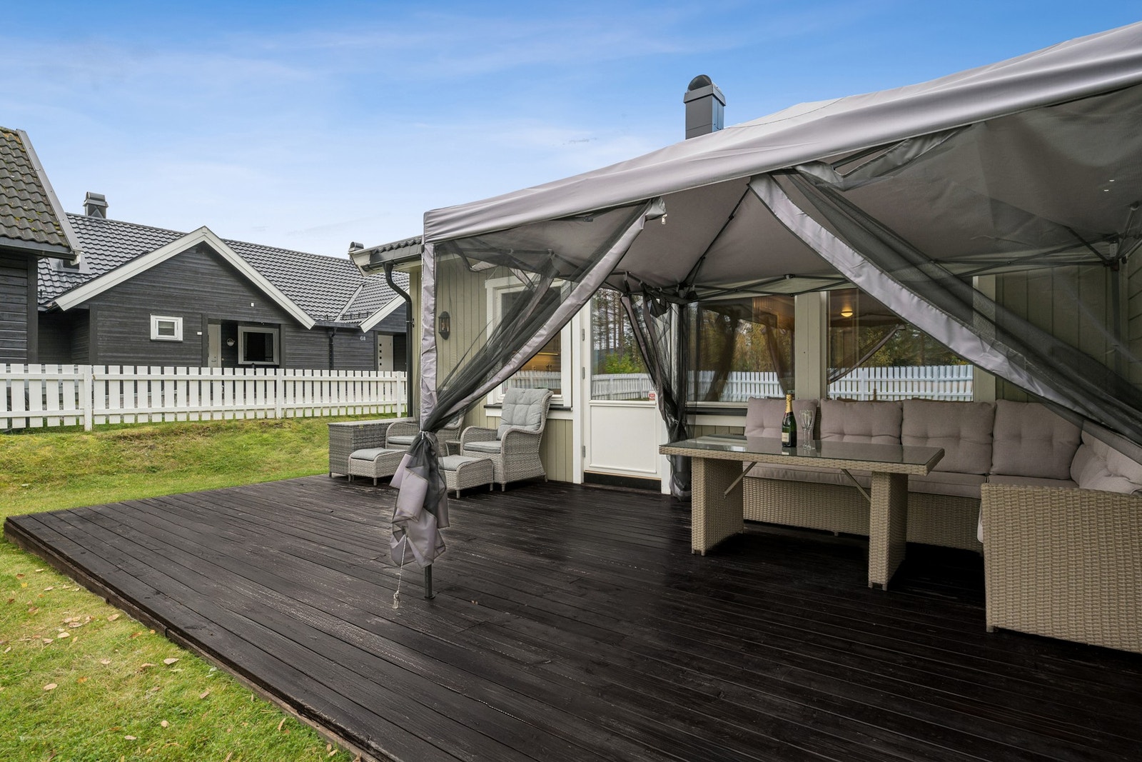 God plass til ulike utemøbler og selskapsmiddag med familien. Galleribilde