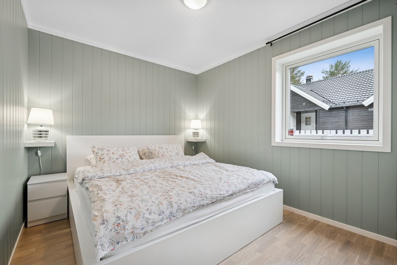 Hovedsoverom med god plass til dobbeltseng og garderobeskap. Galleribilde