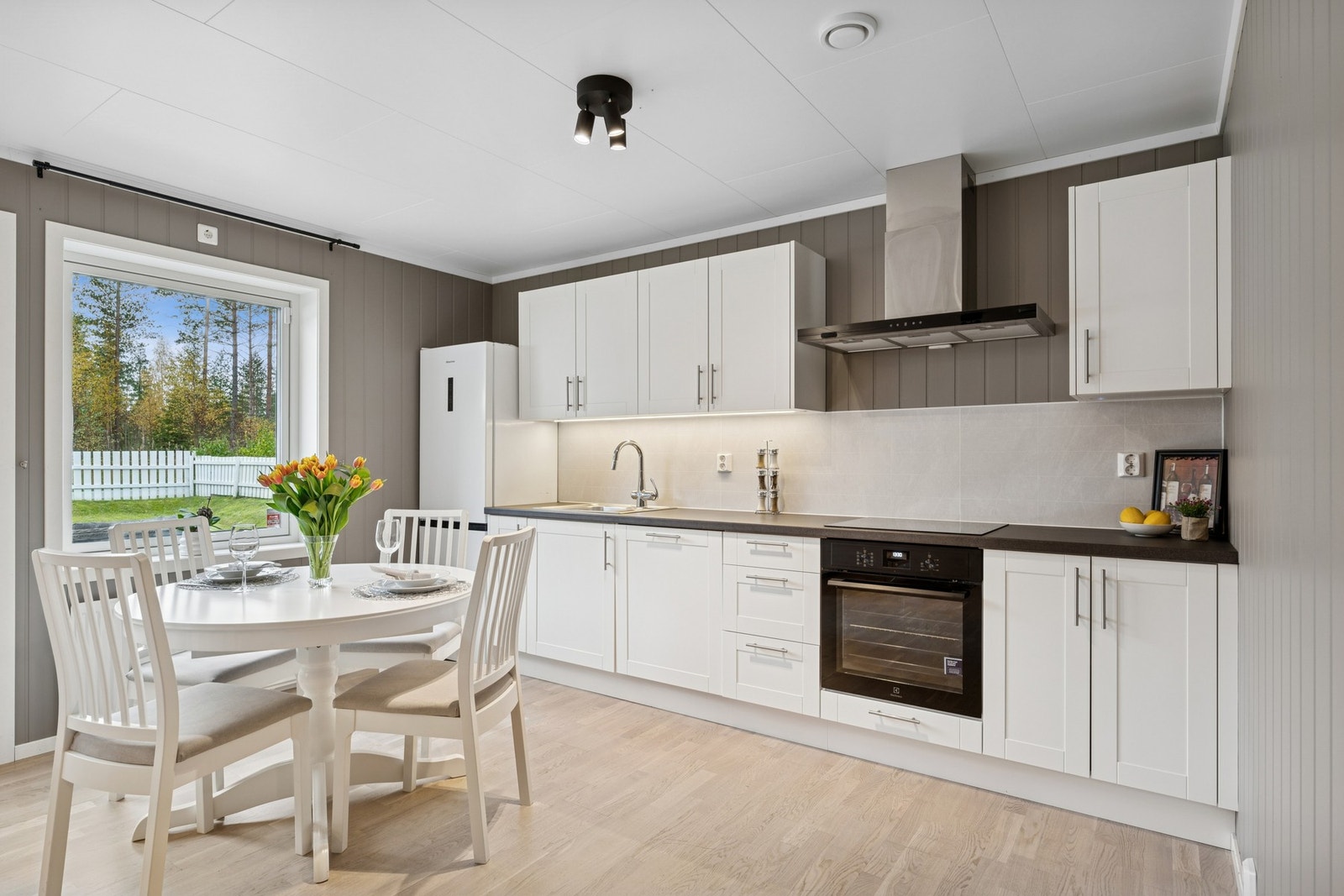 Lekkert kjøkken fra K-design. Ny platetopp og stekeovn fra 2025. Galleribilde