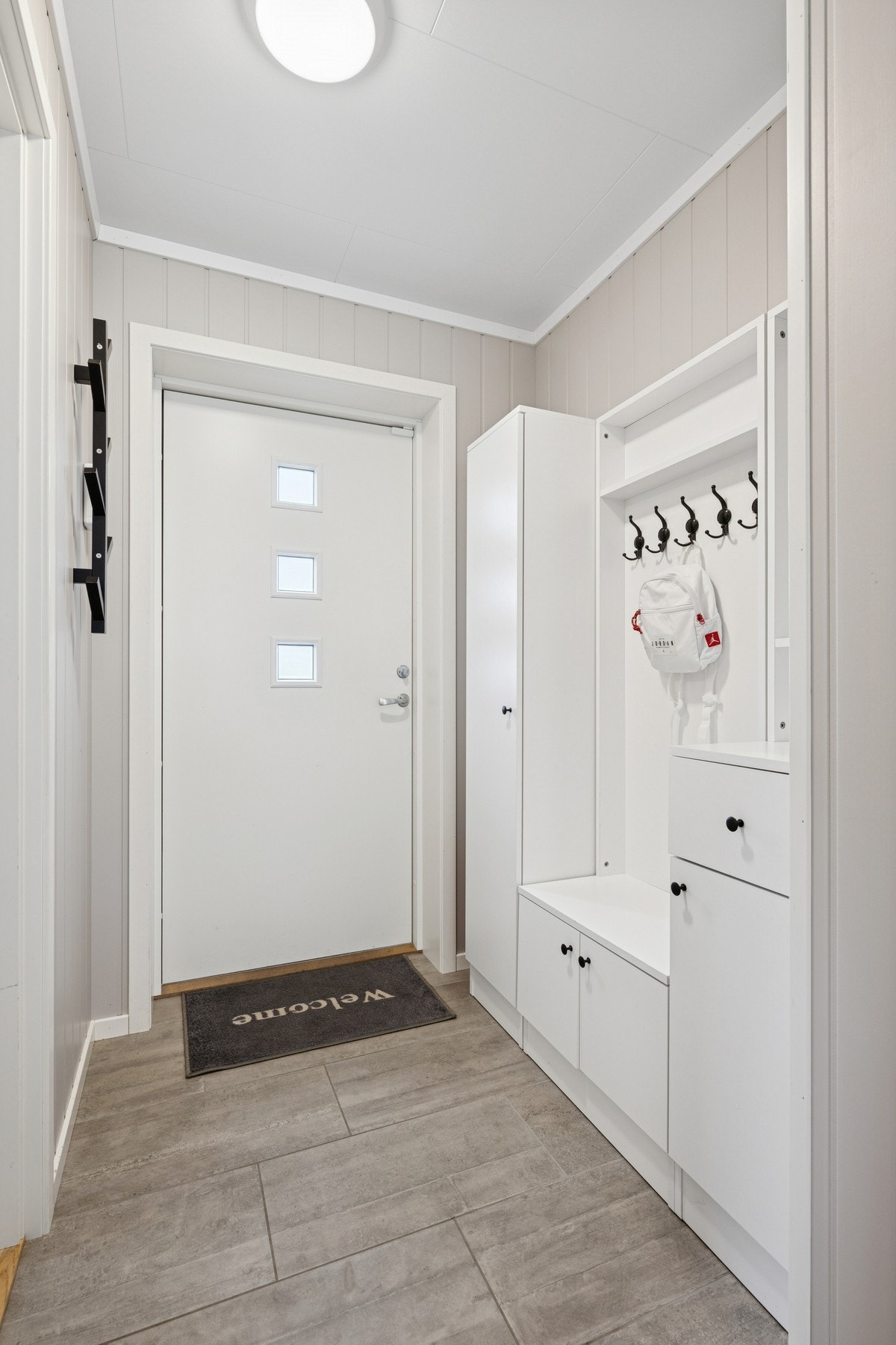 Hyggelig entre med fliser og gulvvarme. God oppbevaringsplass for yttertøy og sko. Galleribilde