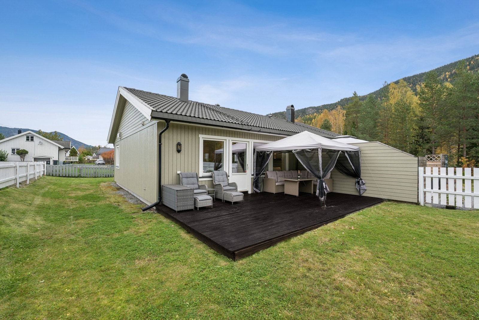 Praktisk inngjerdet del av hage, perfekt for både barn og kjæledyr. Galleribilde