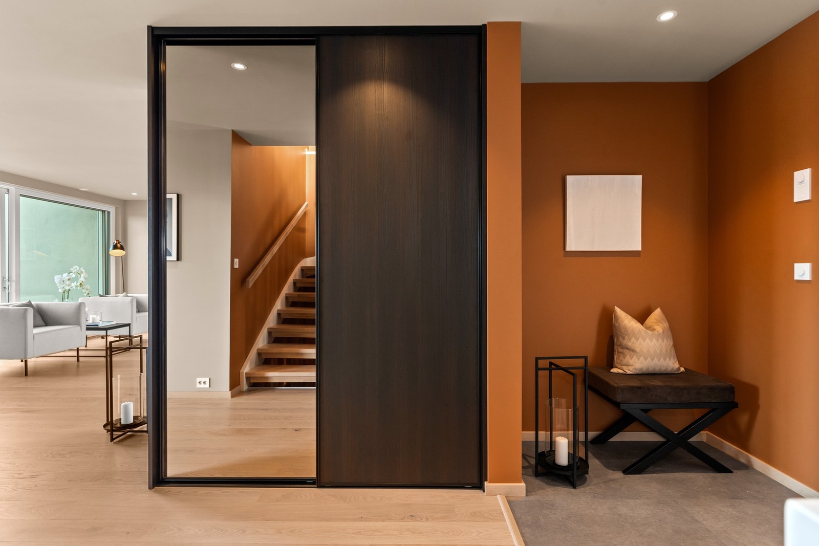 Integrerte garderobeskap. Alt er på plass slik at man kan flytte rett inn. Galleribilde