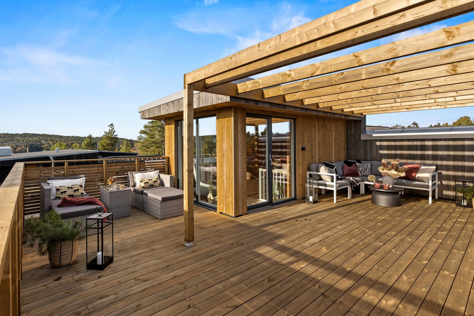 Takterrassen gir rom for solrike grillkvelder og hyggelige samlingsstunder. Galleribilde