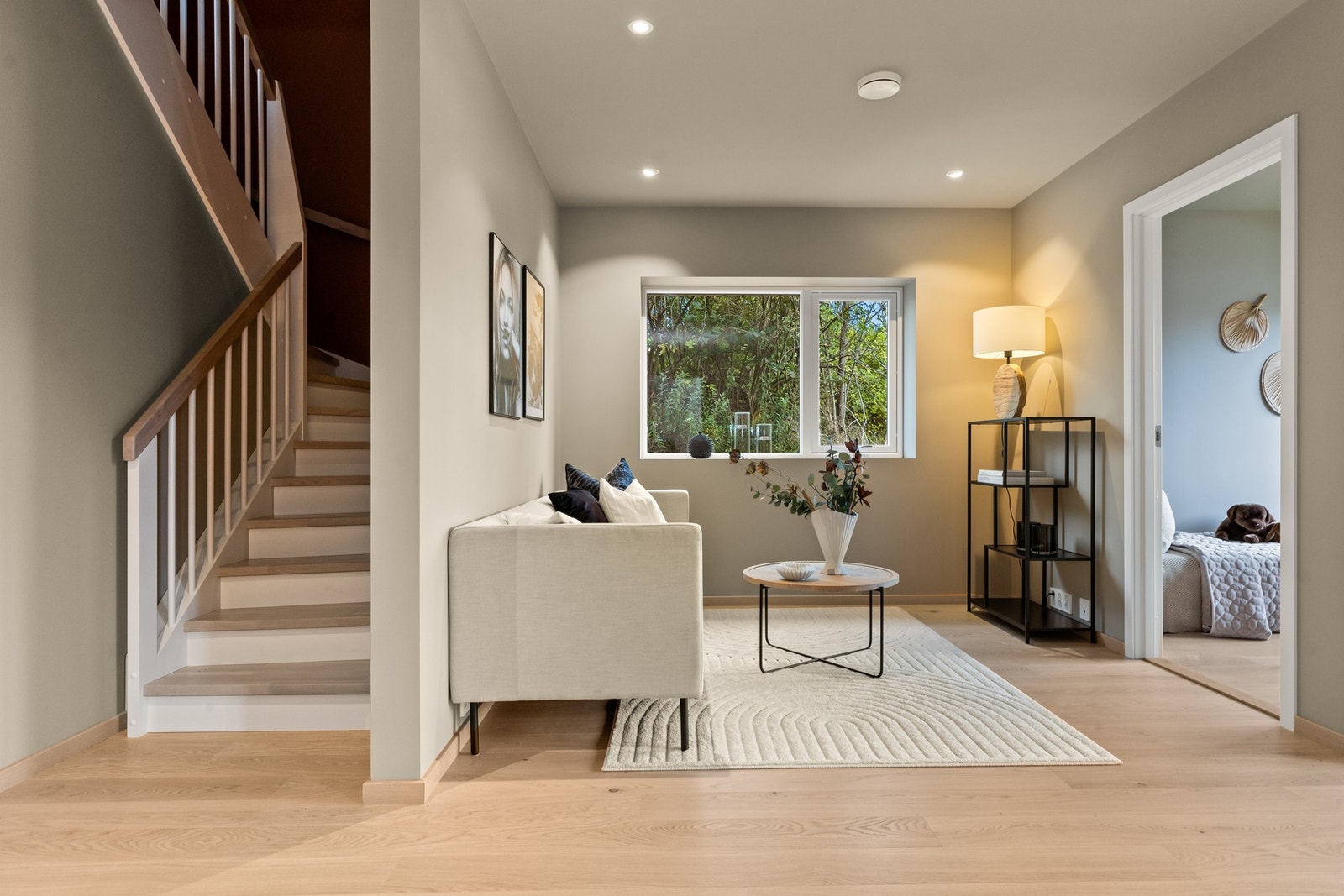 Underetasjen har tre soverom, stort vaskerom og to bad. Galleribilde