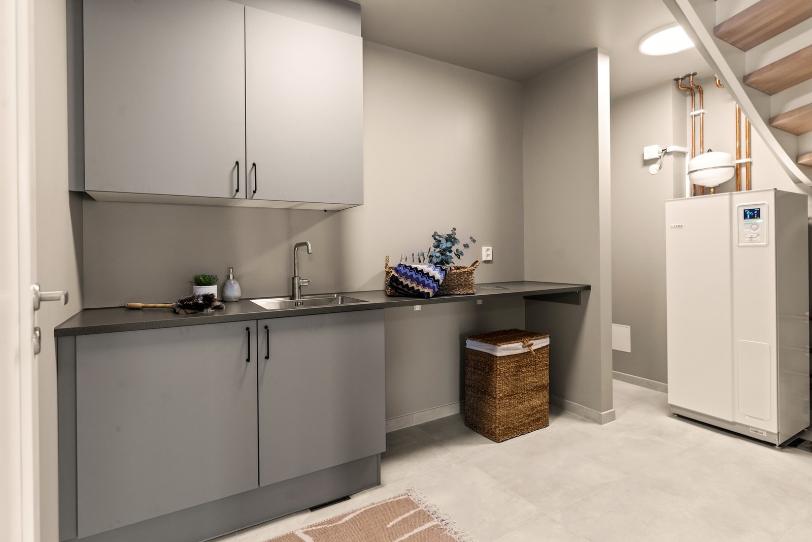 Vaskerommet er alle barnefamiliers drøm! Det er stort med plass til både oppbevaring og alt av klesvask. Galleribilde