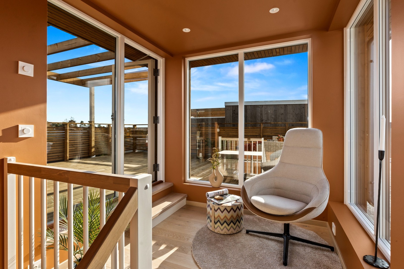 Opp til takterrassen hvor man kan ha sin egen lesekrok mens man nyter utsikten, eller et lite hjemmekontor. Galleribilde