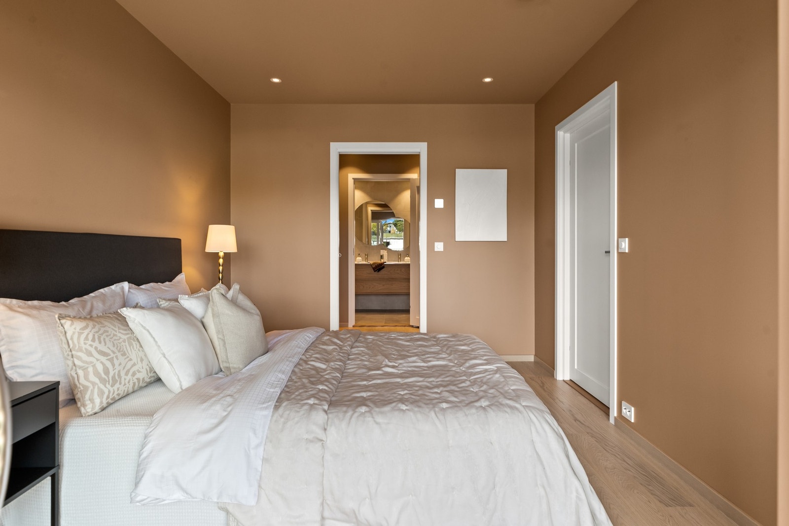 Hovedsoverommet har mellomgang med walk-in closet og eget privat baderom. Galleribilde