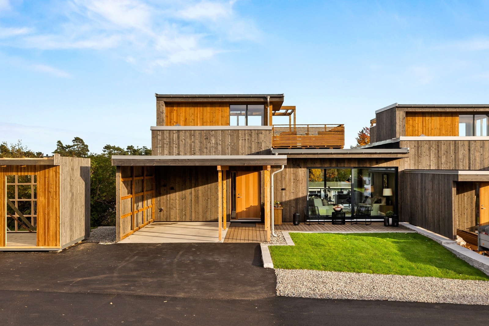 Hele tre biloppstillingsplasser samt tre gjesteplasser. Velkommen til visning! Galleribilde