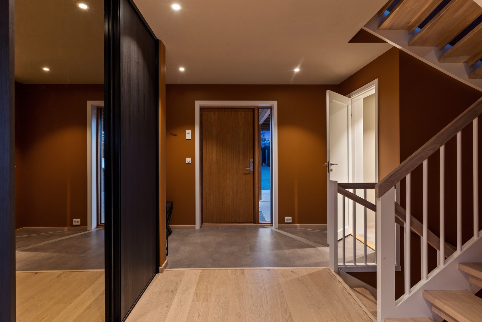 I denne boligen er ingenting spart på. Inngangsdøren er et smykke i seg selv. Galleribilde