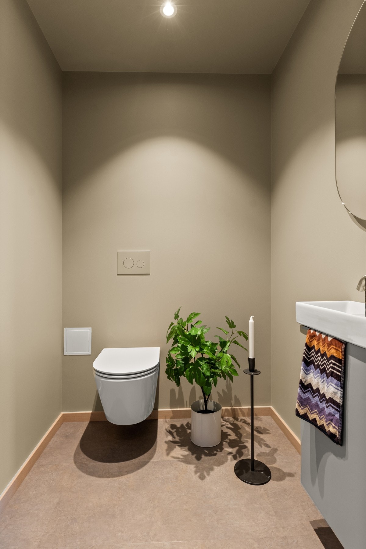 Praktisk gjestetoalett i gangen. Galleribilde