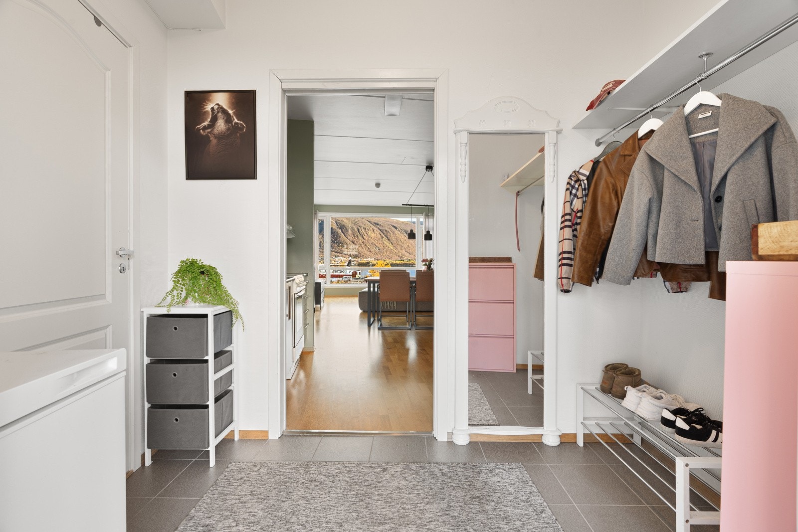 Velkommen inn! Romslig inngangsparti med god plass til å henge fra seg yttertøyet.