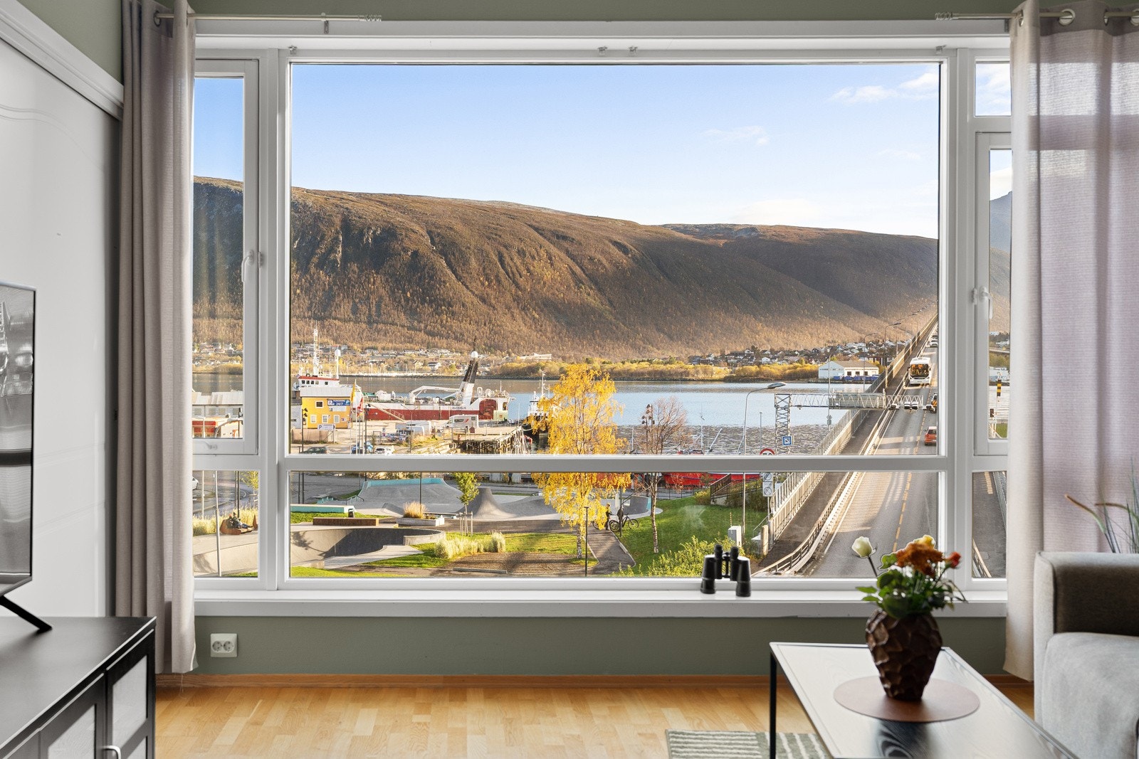 Nyt den fantastiske utsikten over havet og over mot Tromsdalstinden.