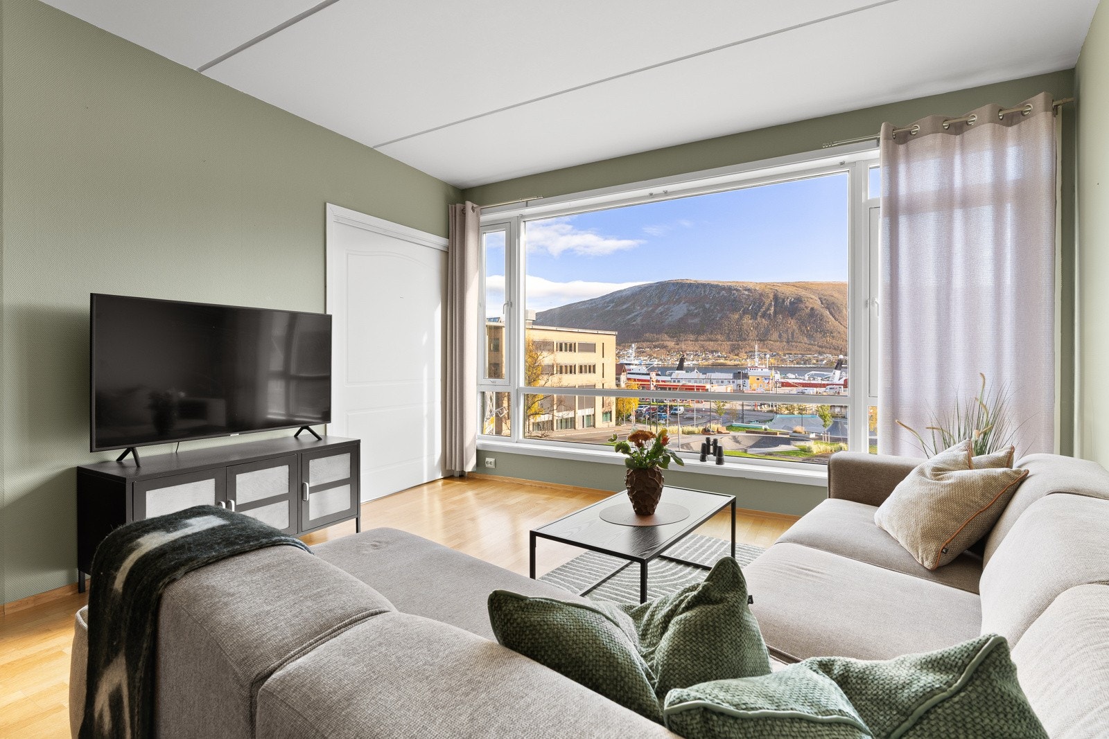 Moderne og sosial åpen planløsning med gjennomgående tidløse detaljer.