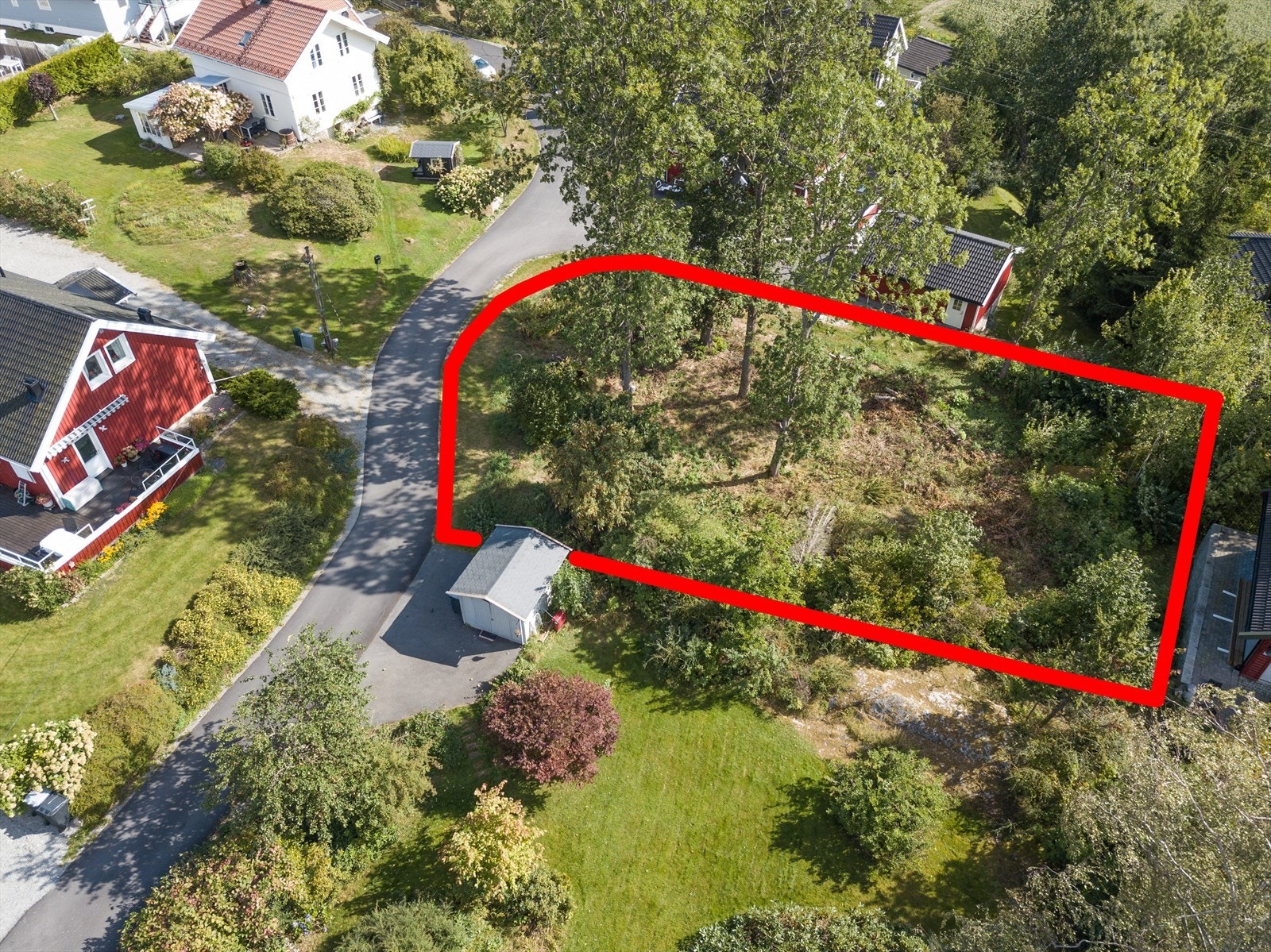 DNB Eiendom v/Thomas Berget Larsen har fått gleden av å presentere tomten i Høilundveien 13B! Denne kartskissen er ikke nøyaktig og er kun en illustrasjon på ca. tomtegrenser. Se vedlagt kart i prospektet. Galleribilde