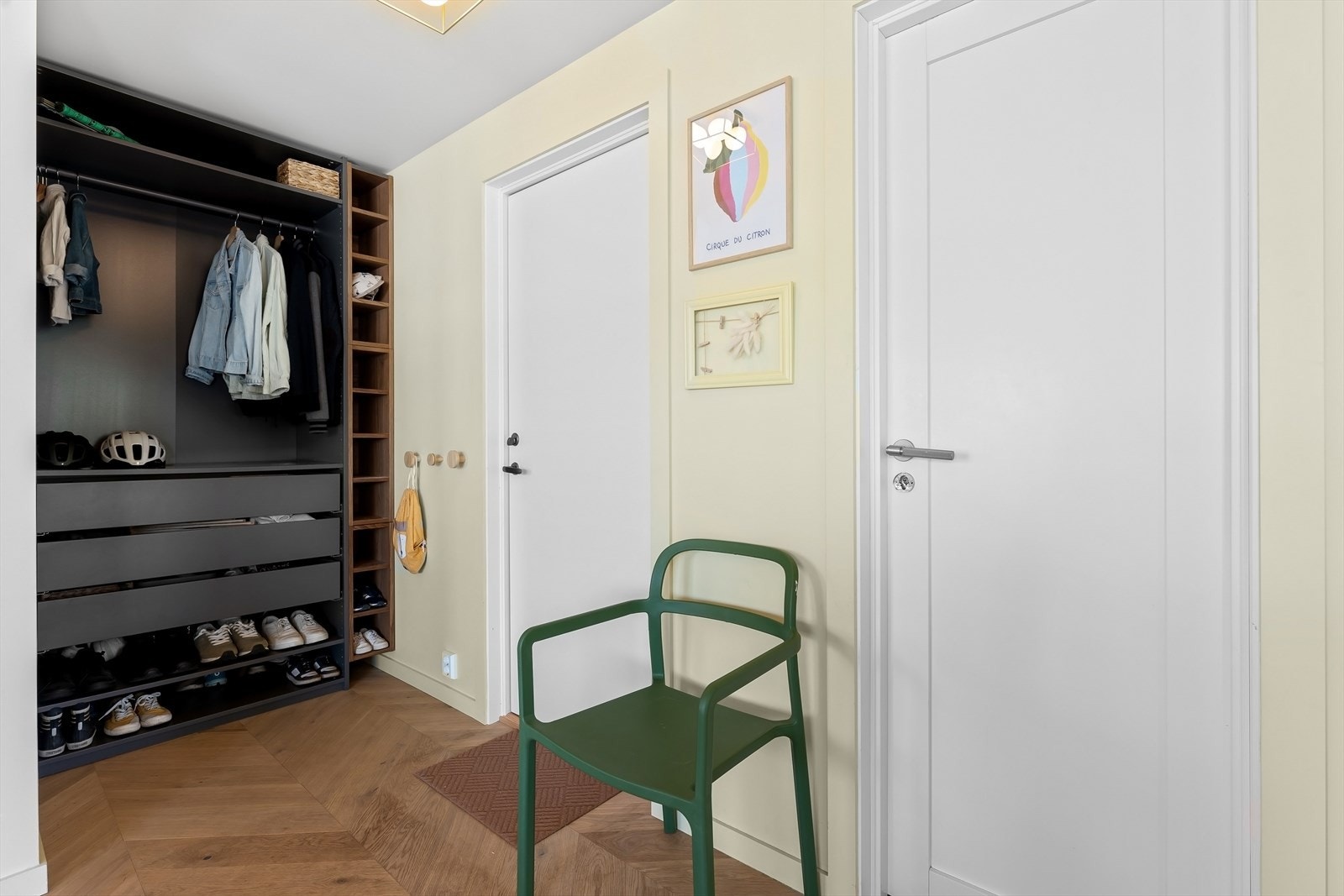 Velkommen inn! Lys og romslig inngangsparti med god plass til å henge fra seg yttertøy Galleribilde