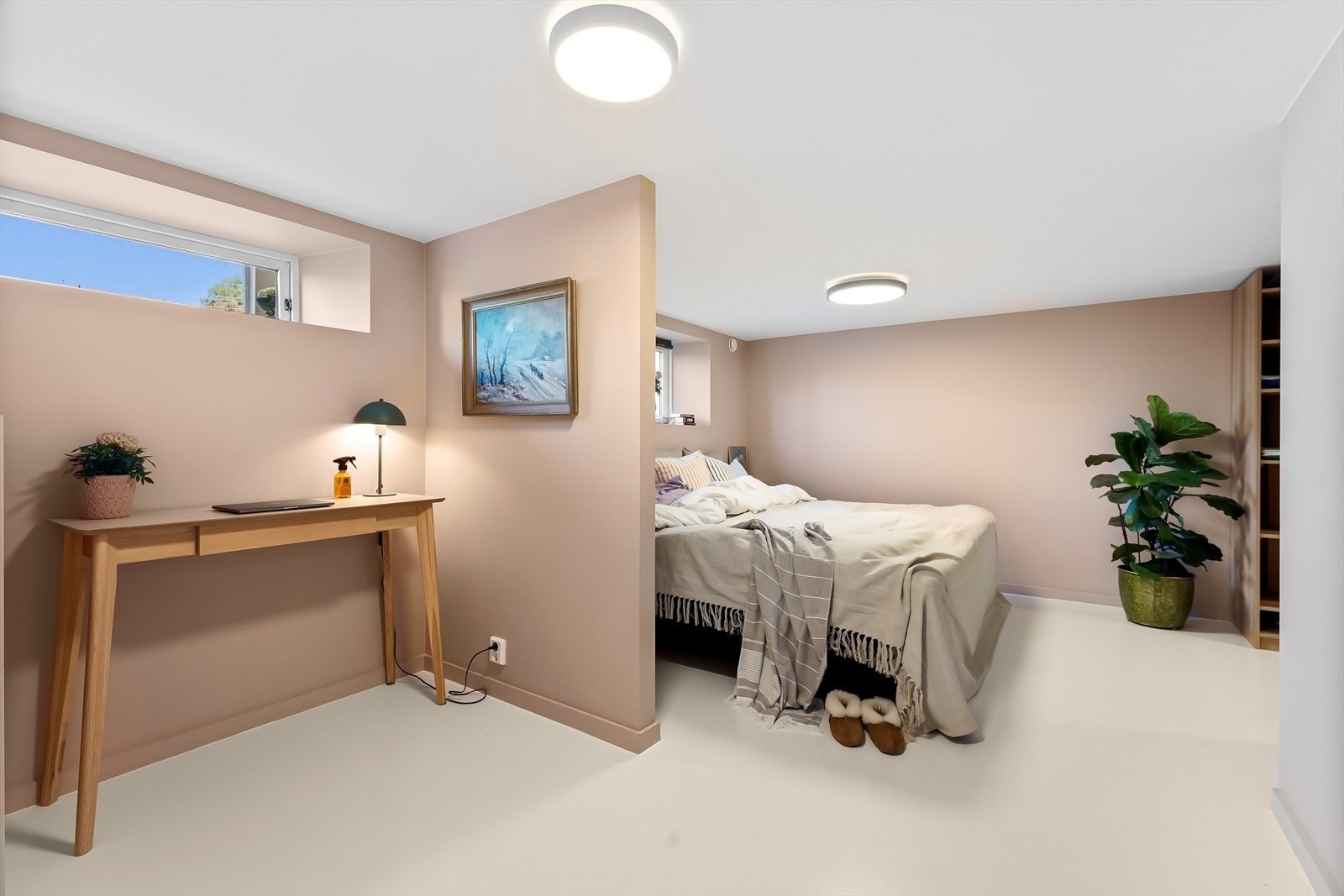 Svært romslig hovedsoverom med romslig walk-in garderobe og plass til hjemmekontor Galleribilde