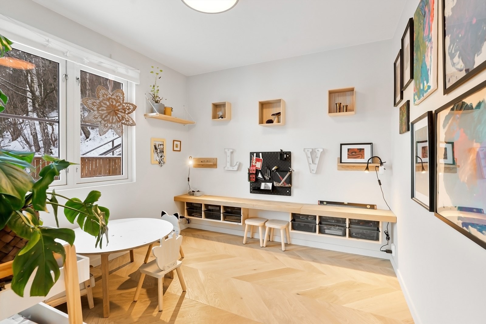 Soverom 2 i 1. etasje er i dag innredet som hobbyrom Galleribilde