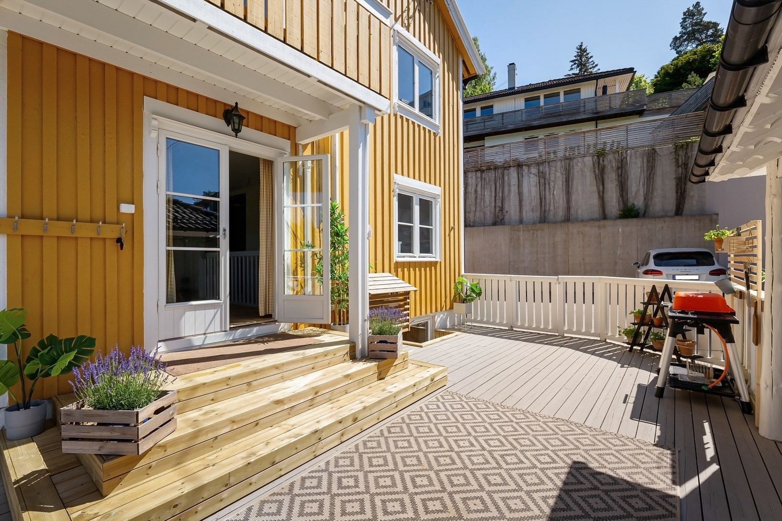Fra stuen har du tilgang til din fantastisk uteområde med plass til flere soner Galleribilde