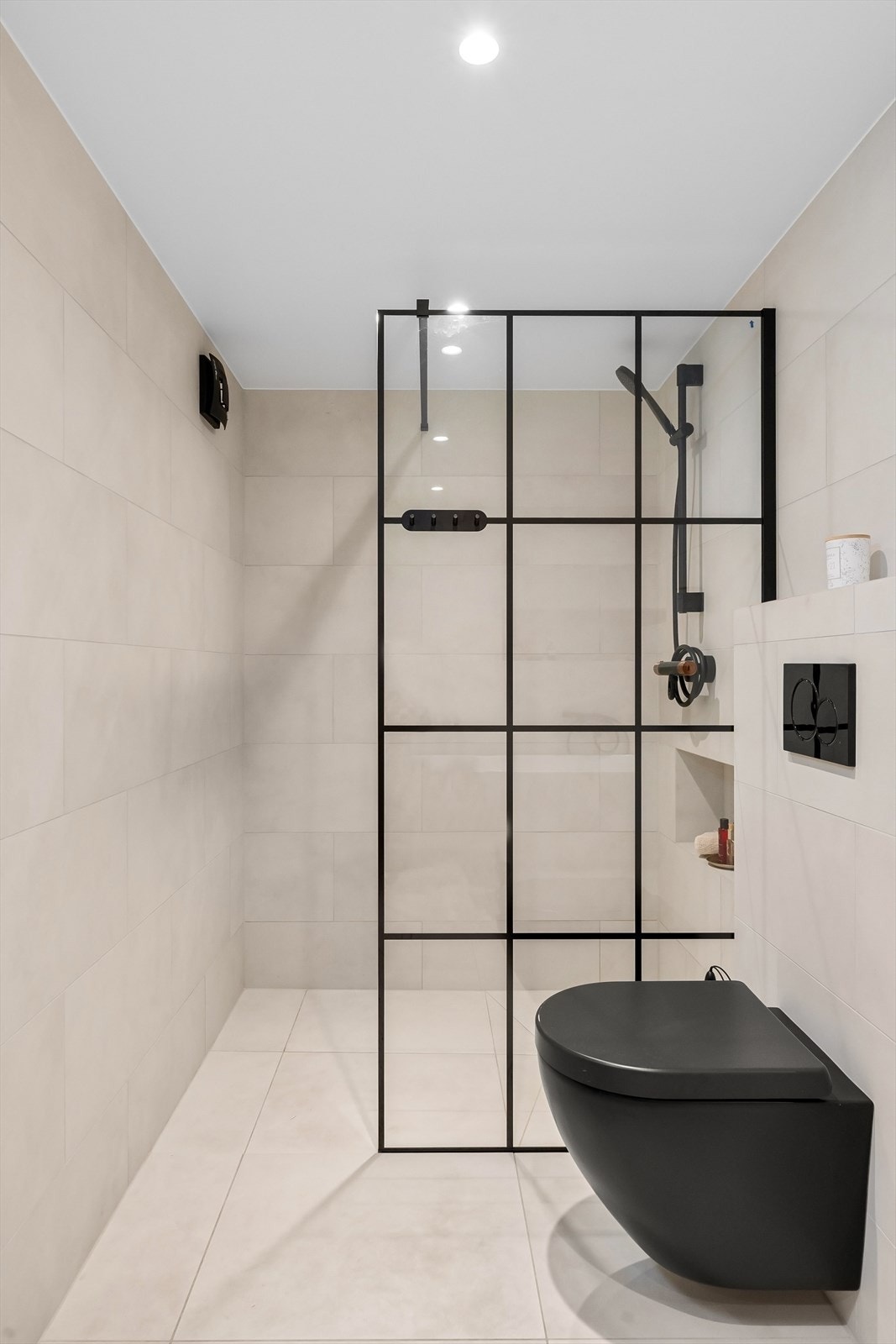 I tillegg til badekar har du en romslig dusjsone med skillevegg i glass - Her får du spafølelsen hjemme! Galleribilde