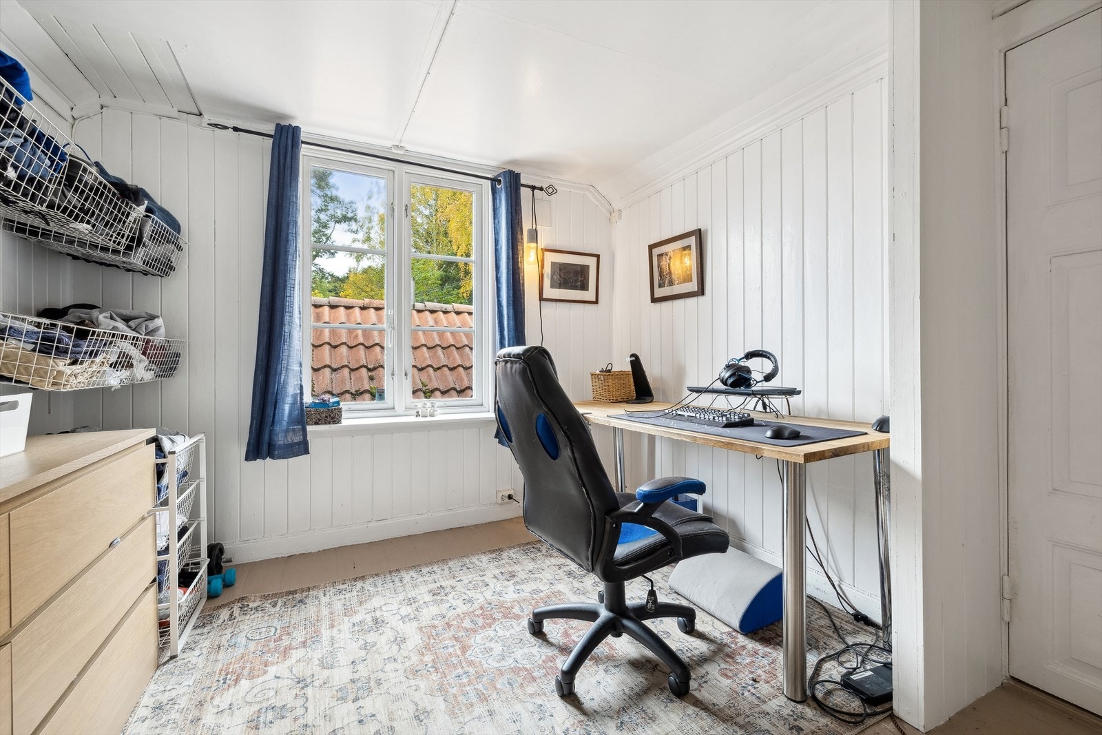 Ene soverommet på loftsplanet er innredet til kontor. Galleribilde