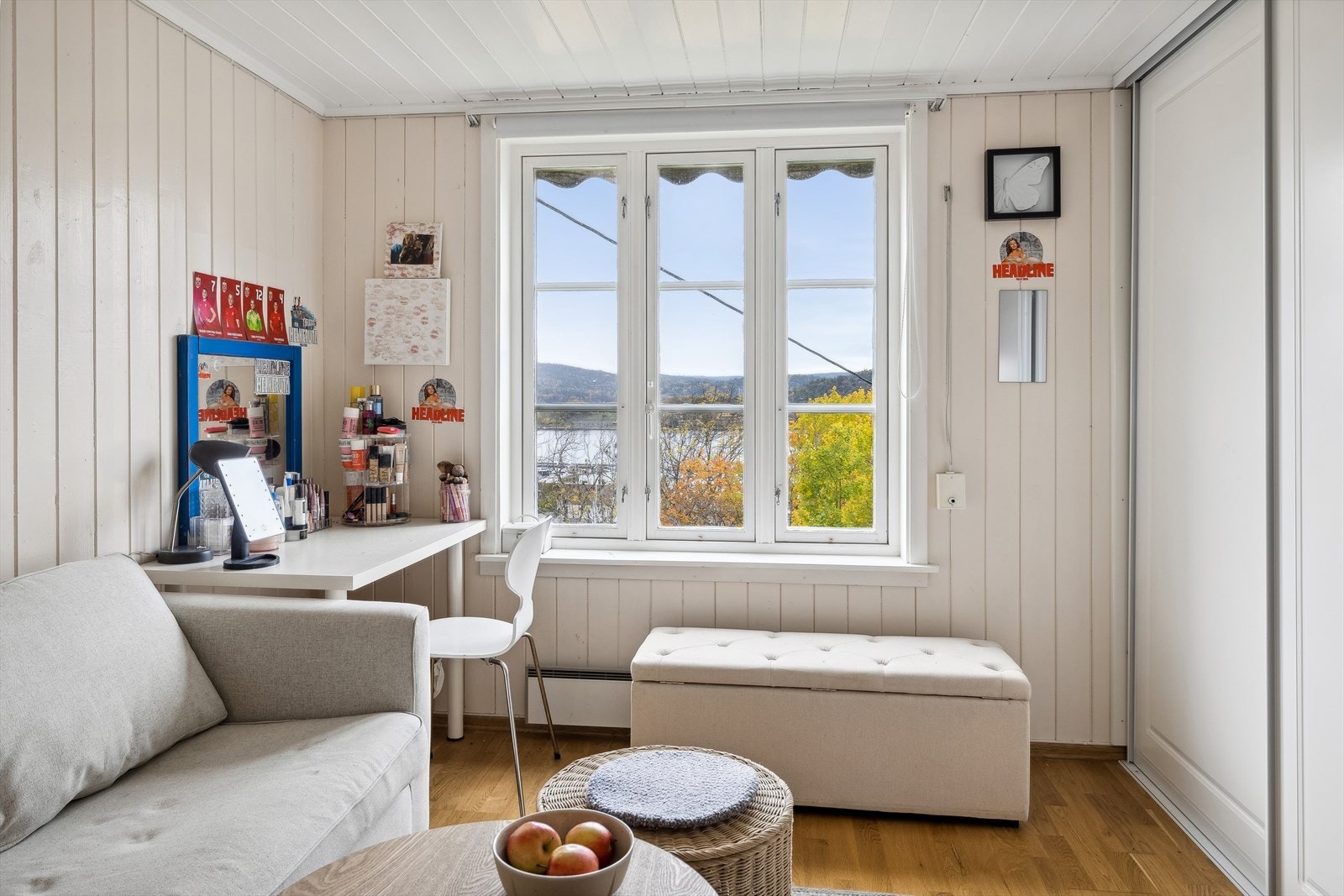 Her er det plass til både skyvedørsgarderobe og skrivepult ved soveromsvinduet. Galleribilde