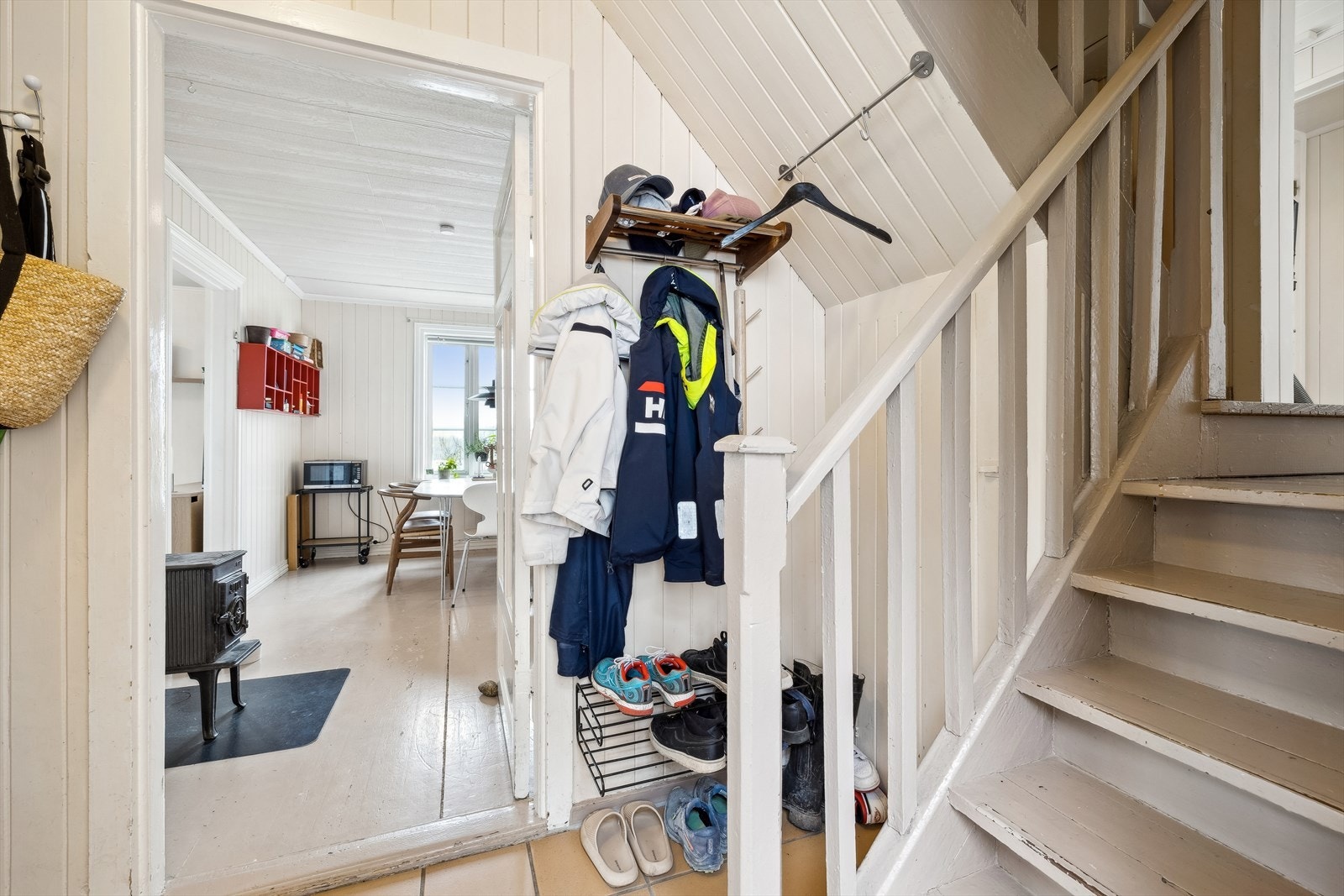 Praktisk entré med plass til å sette skoene og henge yttertøyet. Galleribilde