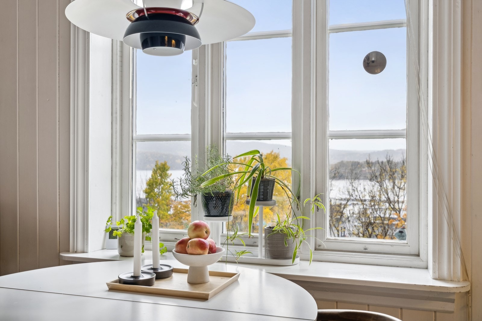 Fra spisebordet på kjøkkenet, kan du sitte å nyte utsikten sammen med måltidet. Galleribilde