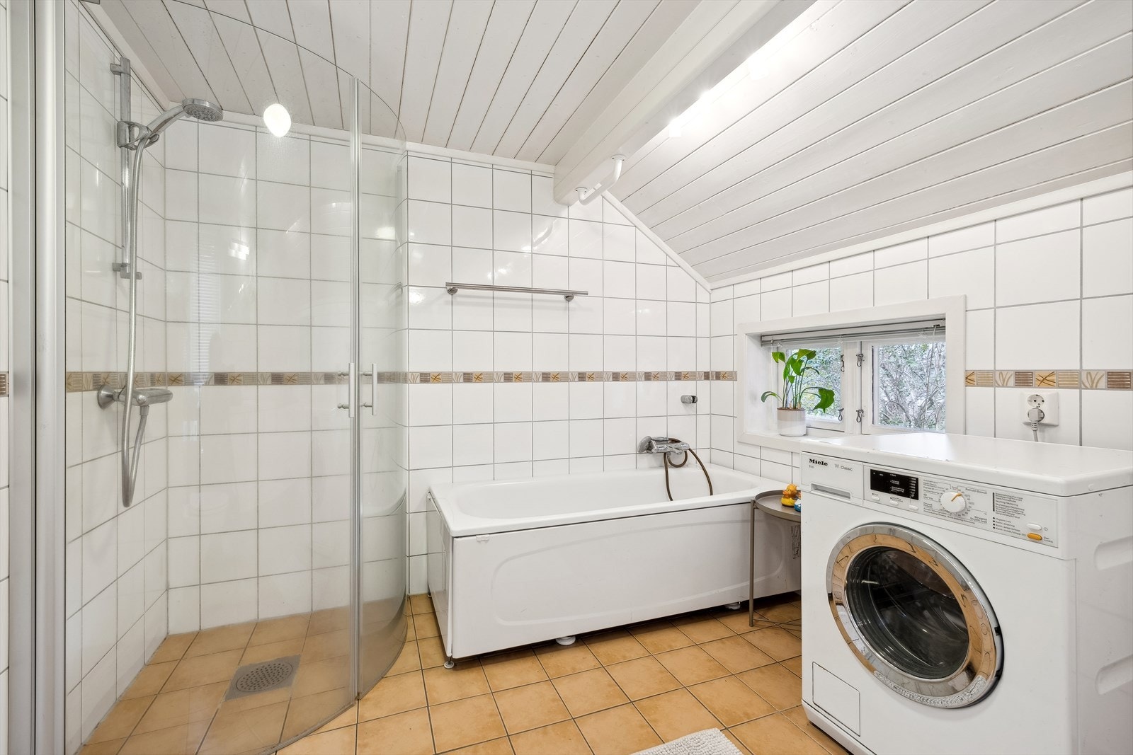 Flislagt baderom med gulvvarme, som kombineres med vaskerom. Galleribilde