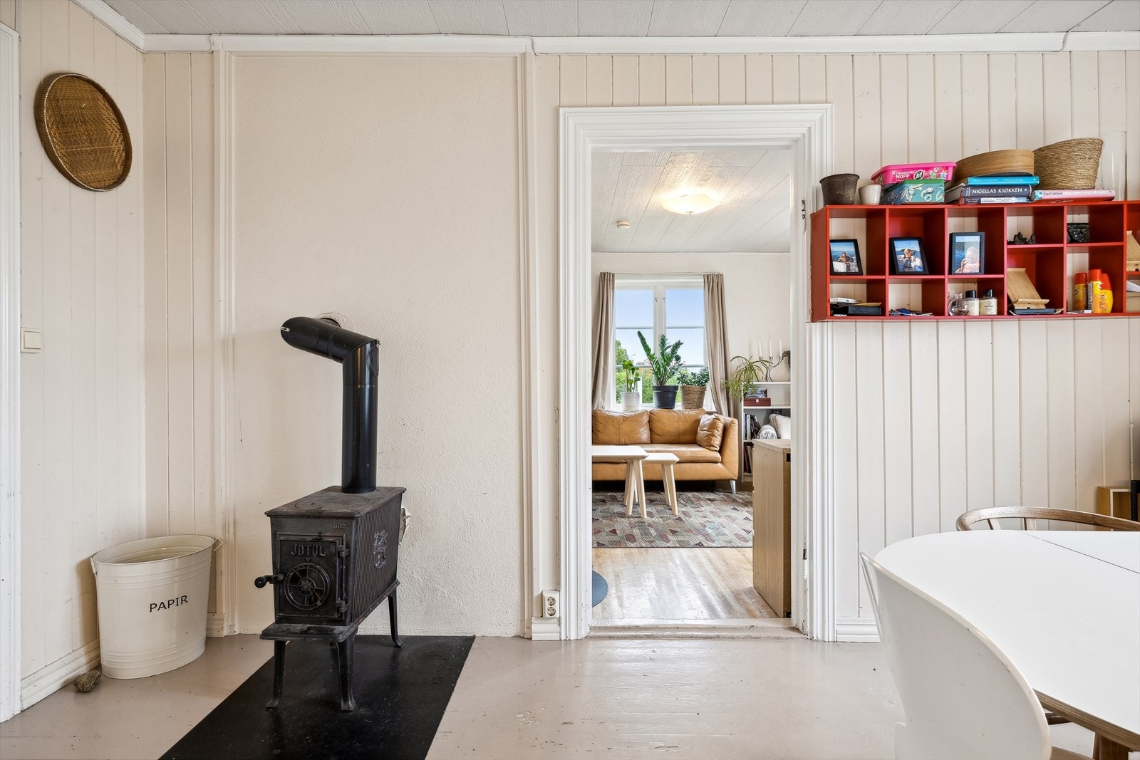 Boligen varmes opp med bla. vedfyring, med ovner i flere rom. Galleribilde