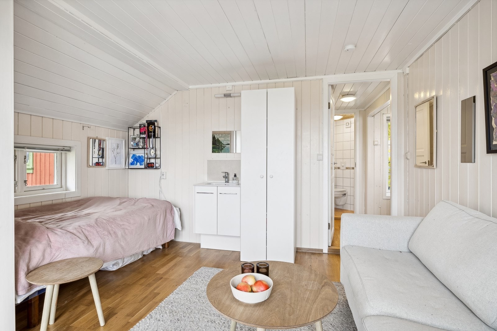 Soverommet har også plass til seng, sofa og egen vask med baderomsinnredning. Galleribilde