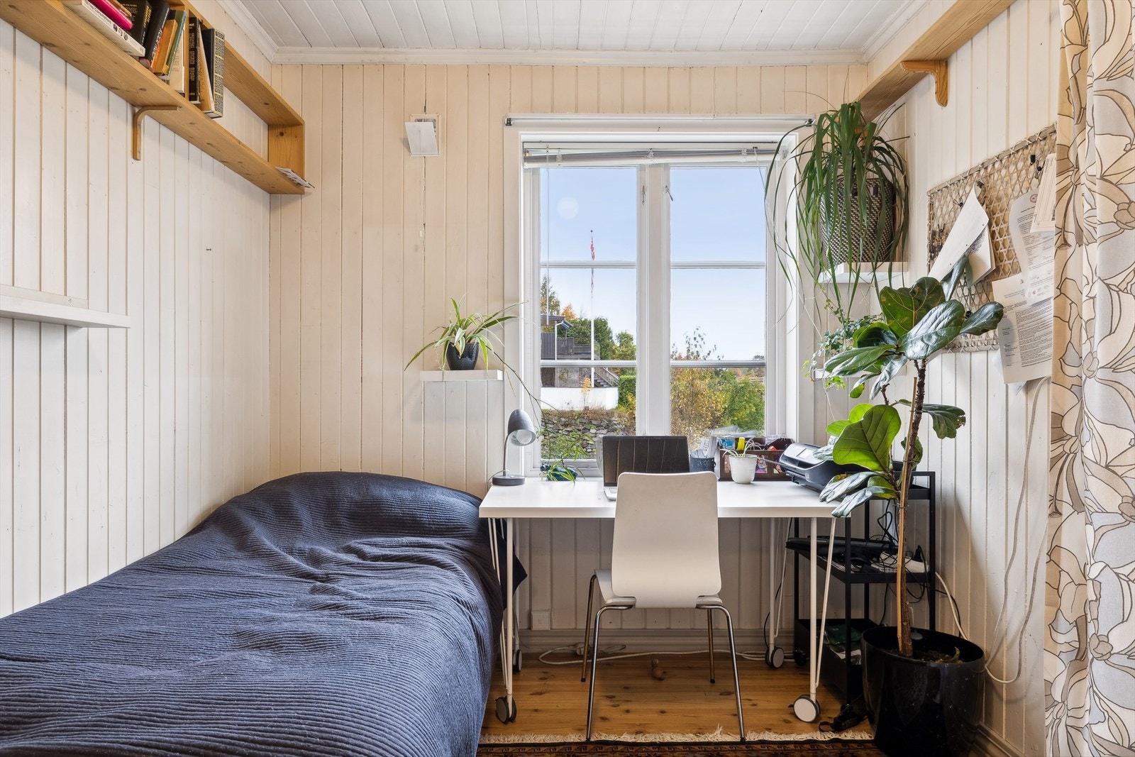 Ene stue-delen er skjermet med forheng og er innredet som soverom. Galleribilde