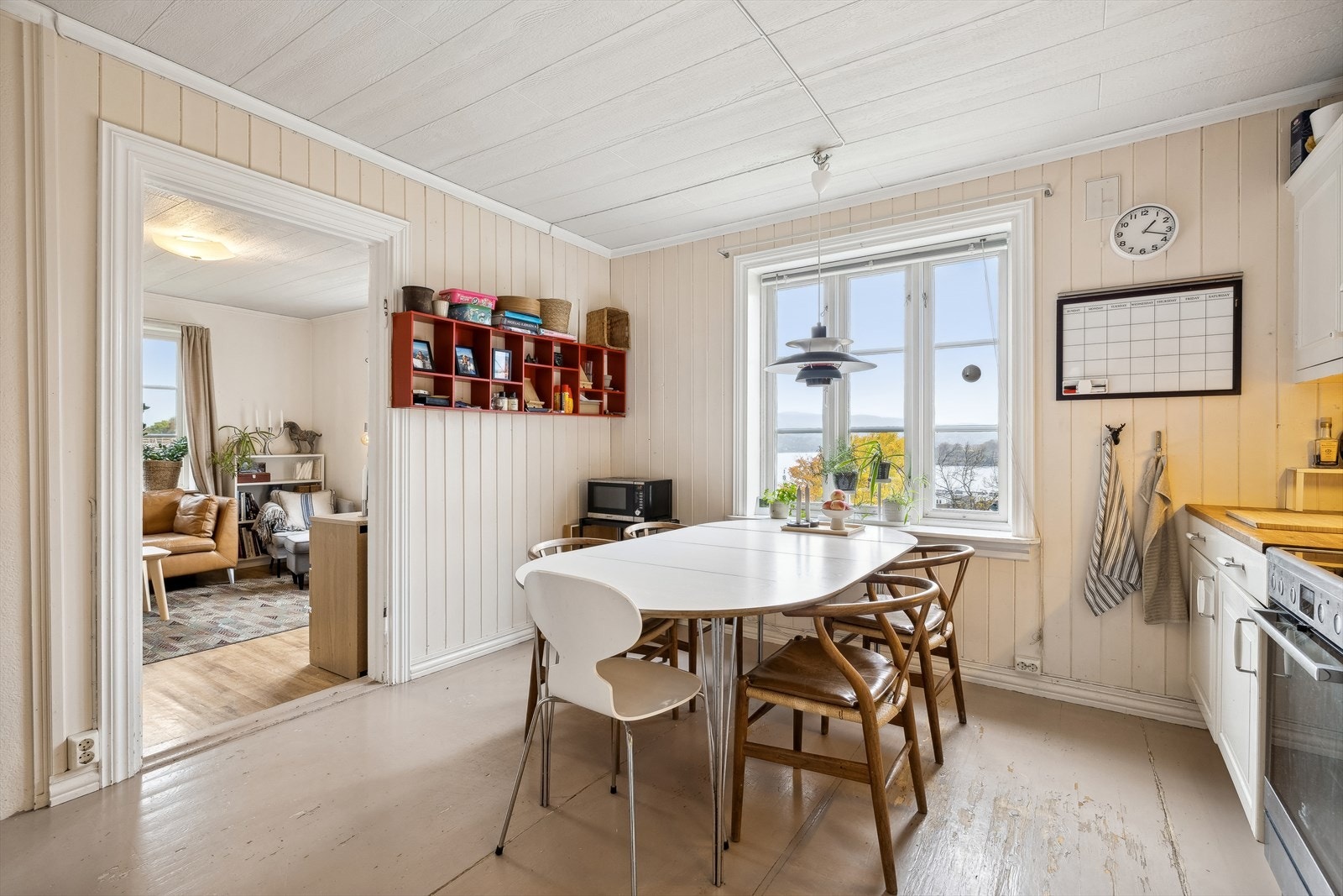 Kjøkkenet har en god størrelse med rom for egen spiseplass ved kjøkkenvinduet. Galleribilde