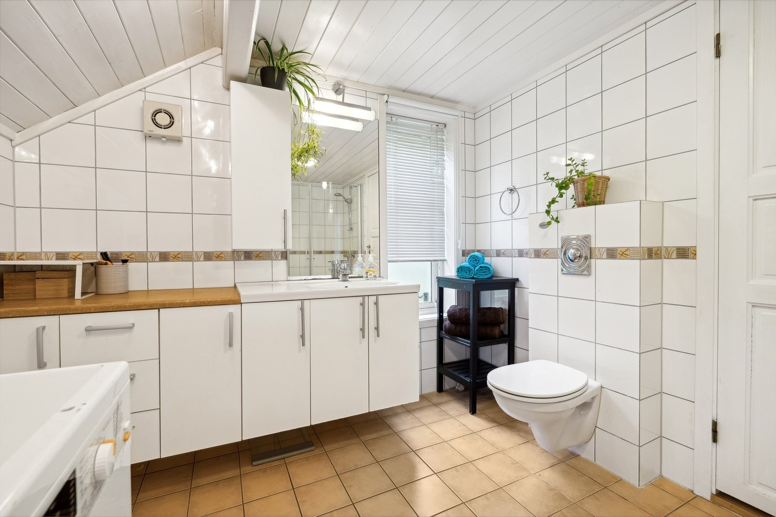 Rommet er utstyrt med toalett, baderomsinnredning, badekar, dusjhjørne og opplegg til vaskemaskin. Galleribilde