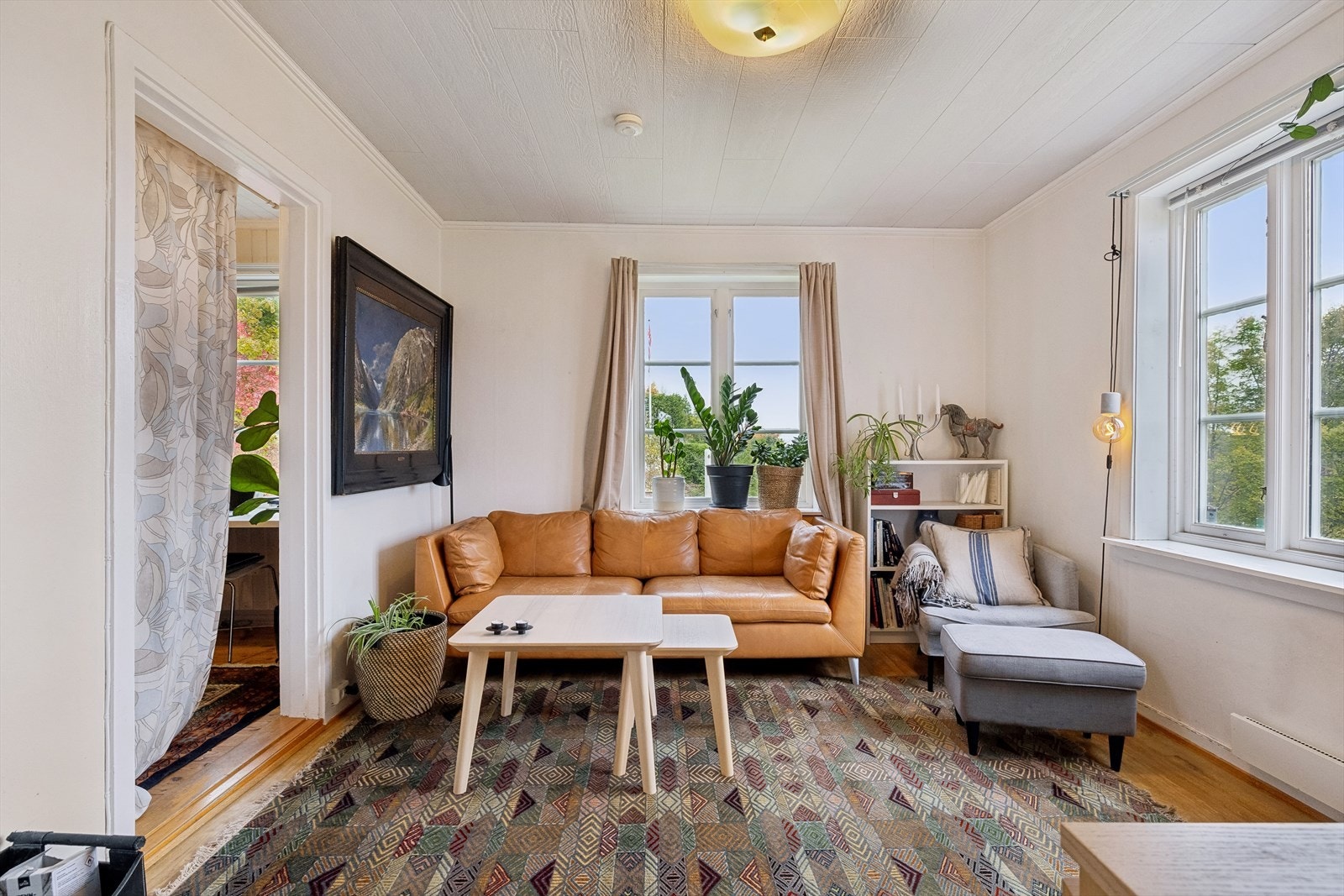 Store vindusflater i stuen, sørger for rikelig med naturlig lys inn og utsikt. Galleribilde