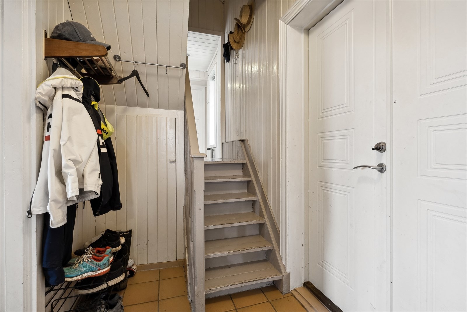 Entréen leder deg videre inn og opp i boligen. Galleribilde