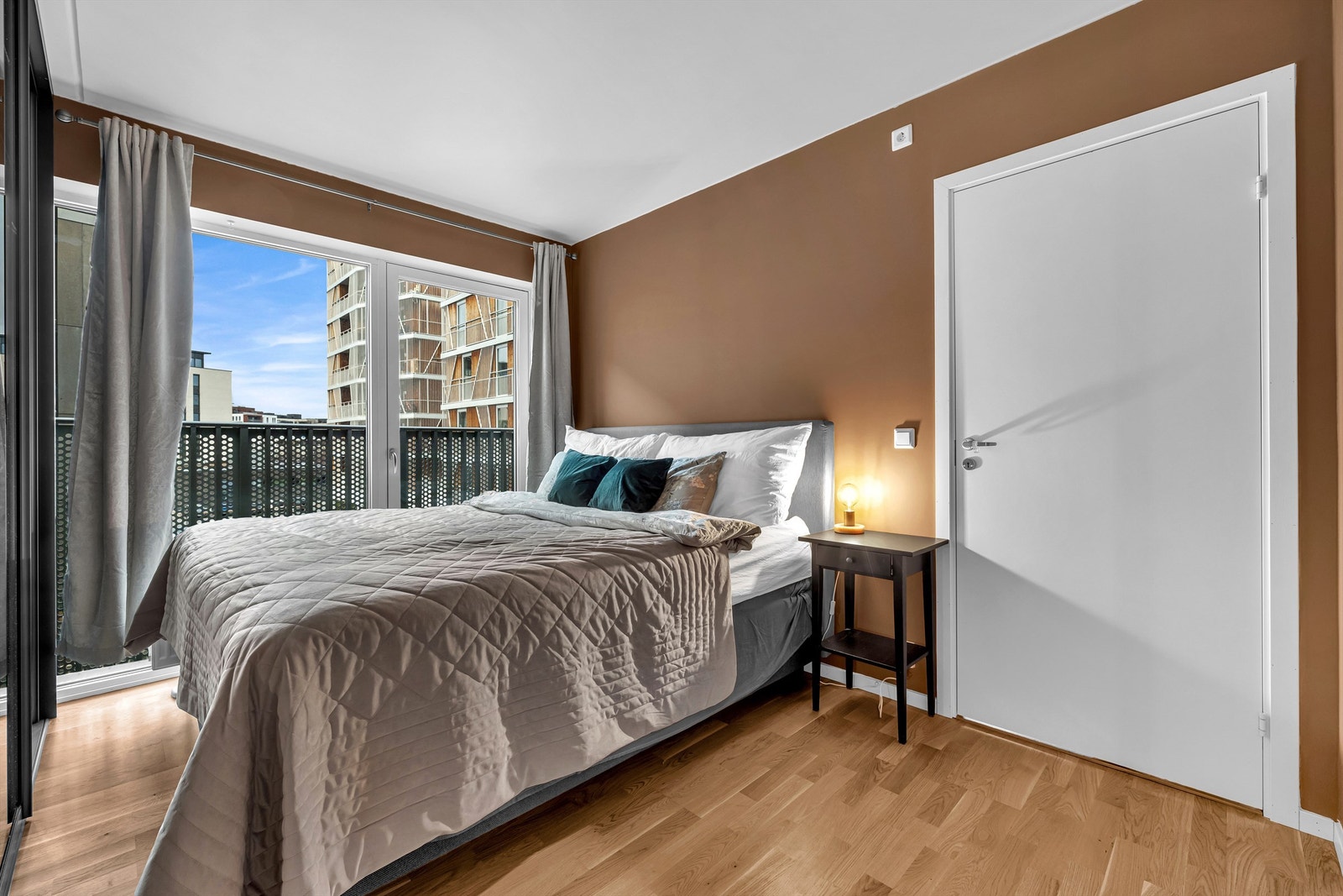 Hovedsoverommet er romslig og har god plass til dobbeltseng Galleribilde