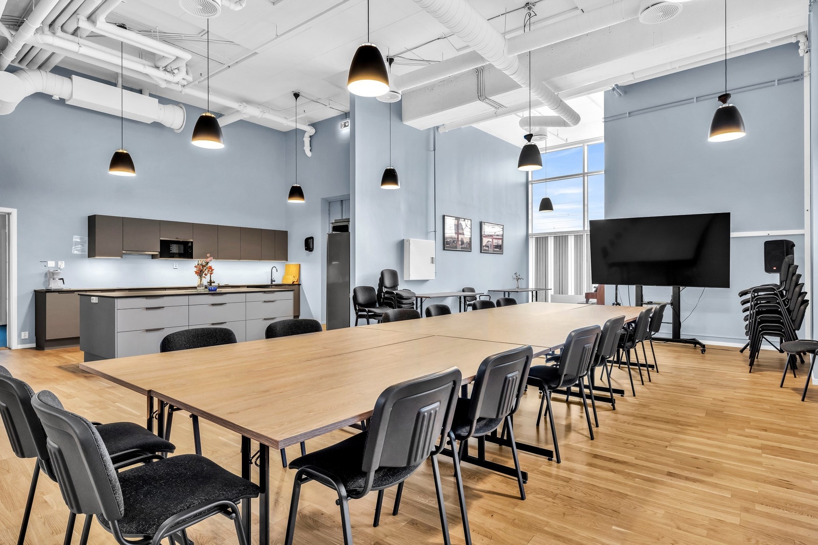 Eksklusiv fellesstue med topp moderne kjøkken, spisestue og TV-krok. Her legges det opp til jevnlige sammenkomster og arrangementer med forskjellig underholdning. Fellesrommet kan også benyttes til private selskap. Galleribilde