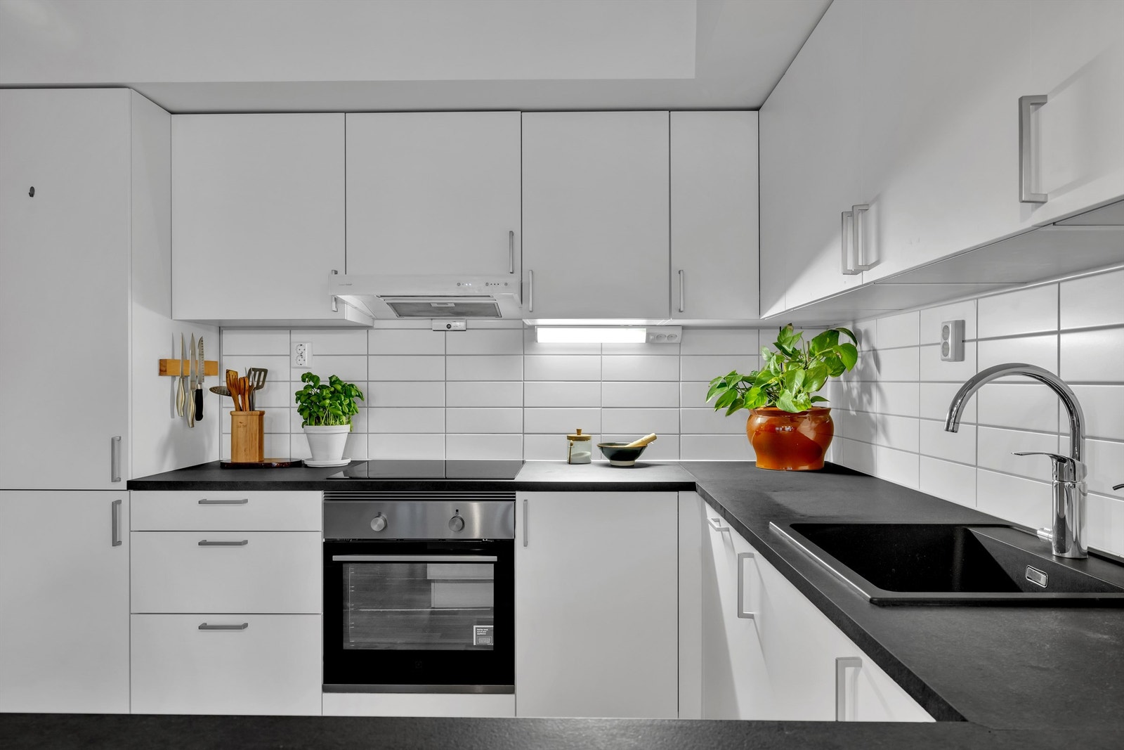 Flott og moderne kjøkken med en kjøkken øy og benkeplate i laminat Galleribilde