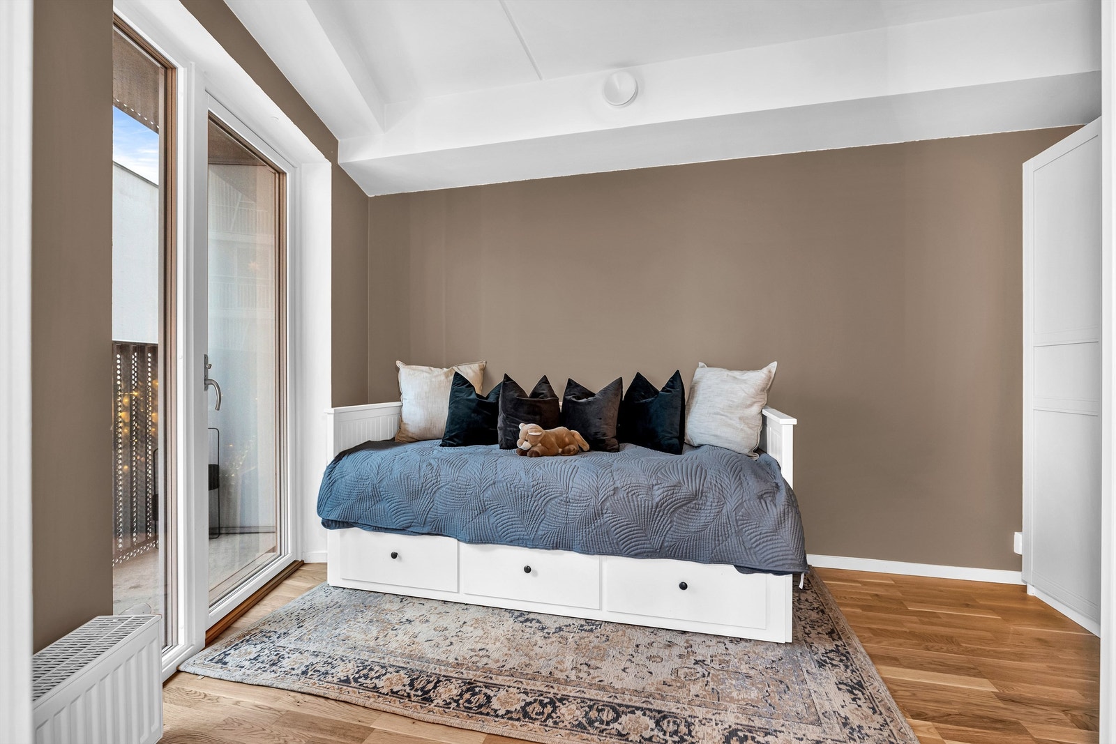 Soverom 2 er også av god størrelse med utgang til balkong Galleribilde