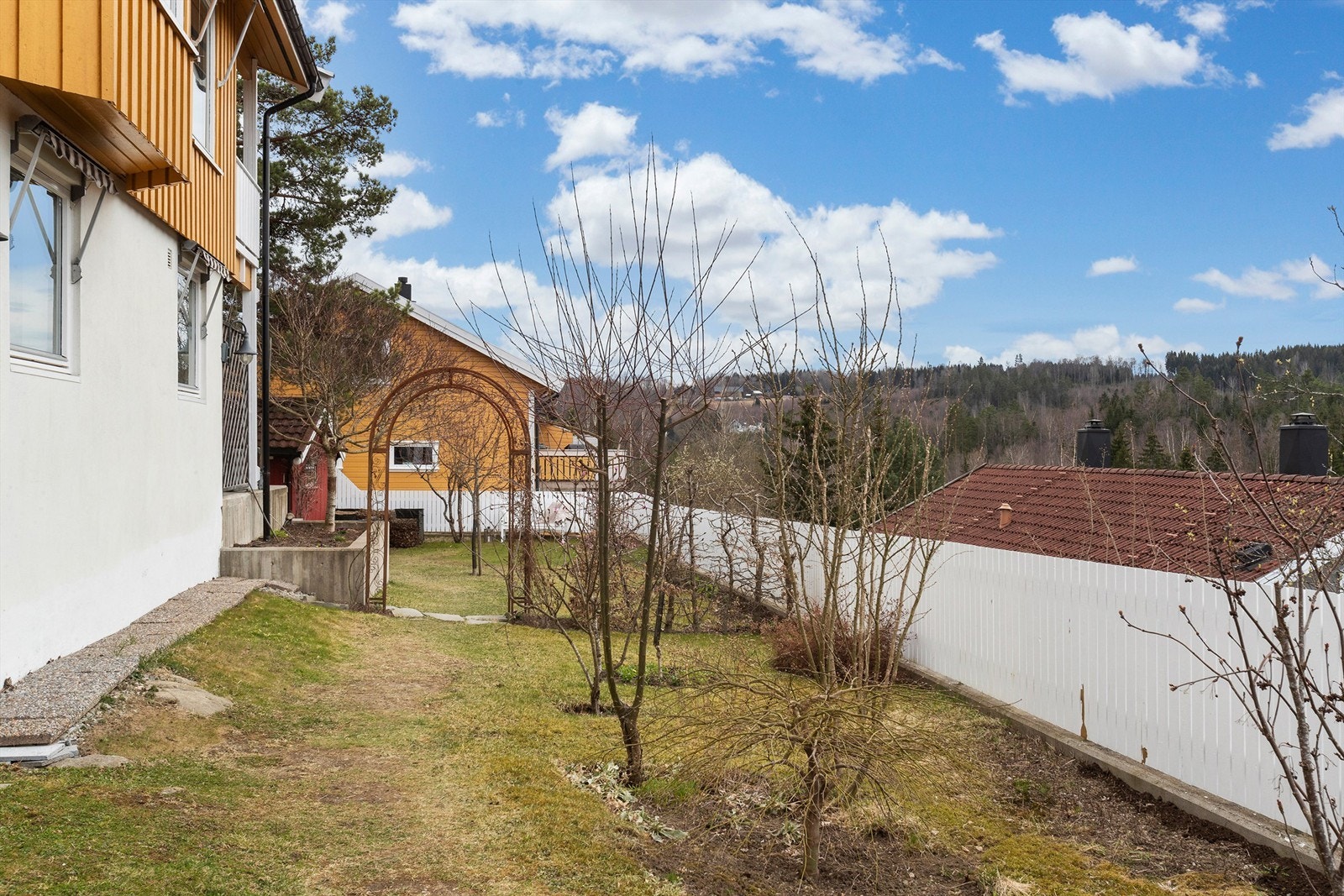 Tomten har diverse beplantning Galleribilde
